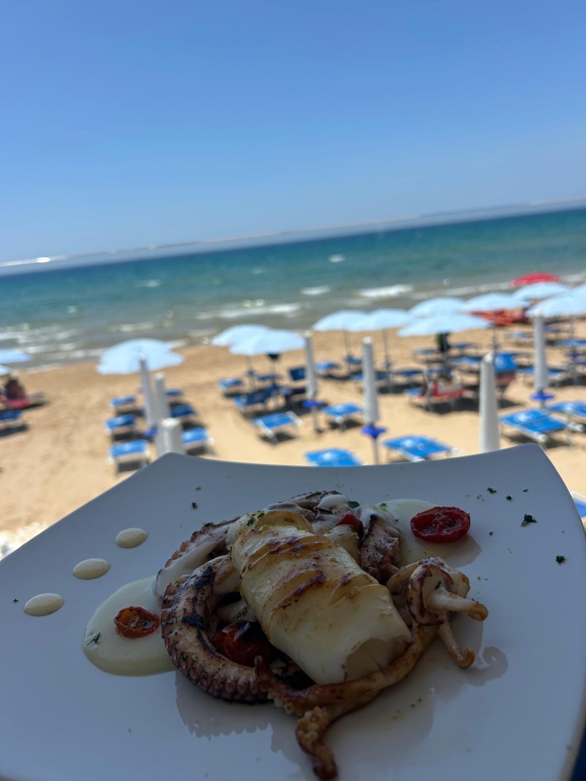 Trio di pesce: tartare di tonno, calamaro ripieno e pesce al pistacchio con pesto